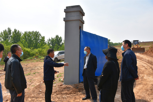 师向伟同志听取围墙圈建工程情况 _副本_副本.jpg